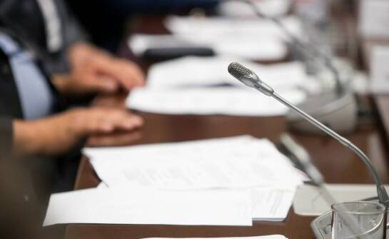 Co decyduje o użyteczności stojaków mikrofonowych w salach konferencyjnych i domu