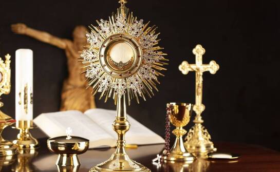 Jak przebiega zamówienie monstrancji dopasowanej do liturgii i przestrzeni prezbiterium