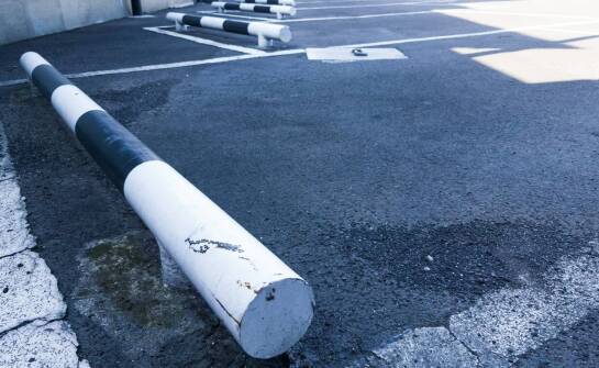 Betonowy ogranicznik na parkingu i podjeździe — kiedy warto go zastosować
