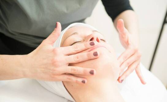 Zabiegi pielęgnacyjne w hotelowym SPA — jak dobrać je do potrzeb skóry i odpoczynku