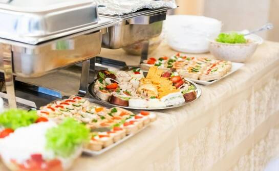 Komunia w domu lub sali: jak budżet, menu i dostawa wpływają na przebieg przyjęcia