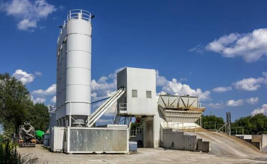 Lokalne zaplecze betonowe dla budowy — co daje własna produkcja mieszanki, prefabrykaty i stabilizacja