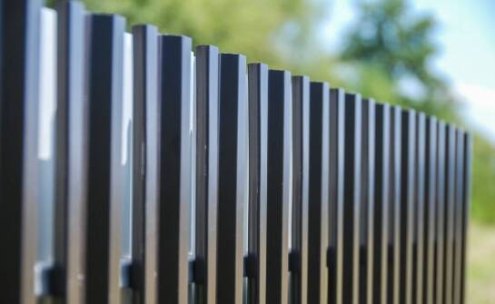 Pionowe profile aluminiowego ogrodzenia — co wpływa na trwałość i koszt