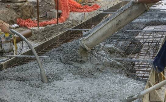 Jak przebiega realizacja betonu na budowie: od produkcji po wylanie i prefabrykaty