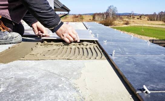 Jak przebiega montaż płyt na dachu i ścianach bez późniejszych problemów ze szczelnością