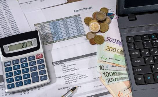 First minute, autokar czy samolot — jak dopasować wakacje do budżetu i urlopu