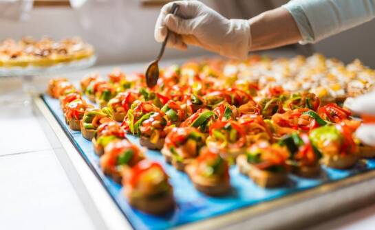 Jak przebiega obsługa cateringu eventowego od ustaleń menu do sprzątania po imprezie