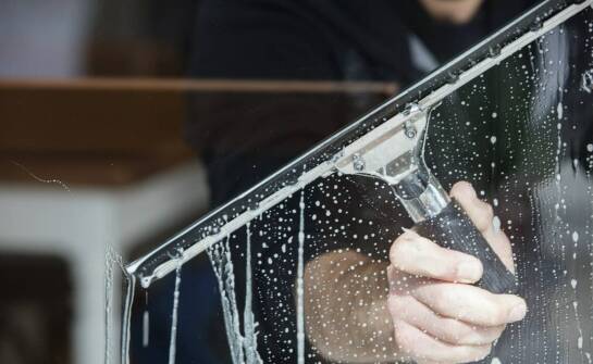 Usuwanie resztek kleju po taśmach: jak nie uszkodzić szkła, plastiku i metalu