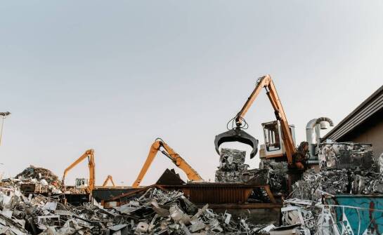 Jak odzyskać wartość ze złomu podczas demontażu hali i linii produkcyjnych