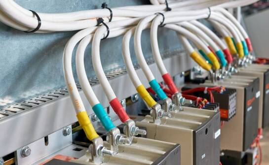 Połączenia przewodów na złączkach w instalacjach przemysłowych — co weryfikują odbiory i przeglądy