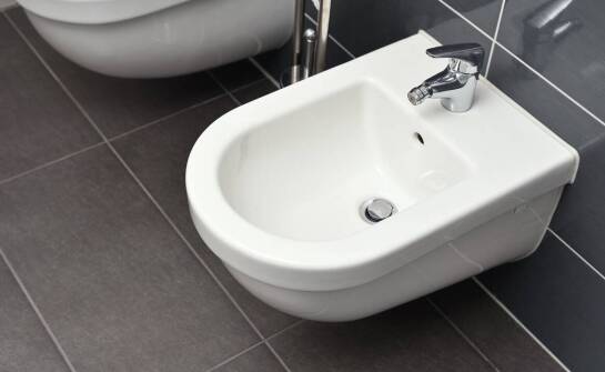 Bidetka ścienna w małej łazience — kiedy zastąpi bidet i nie wymaga kucia