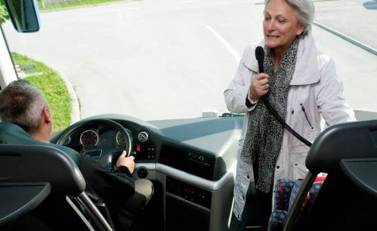 Bus z kierowcą przy małych grupach i transferach — kiedy to rozwiązanie ma sens