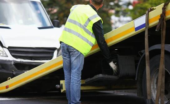 Kiedy po awarii wystarczy serwis mobilny, a kiedy potrzebne jest holowanie lub transport specjalny