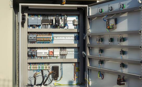 Od projektu do odbioru — co obejmuje realizacja instalacji elektrycznej w obiekcie przemysłowym