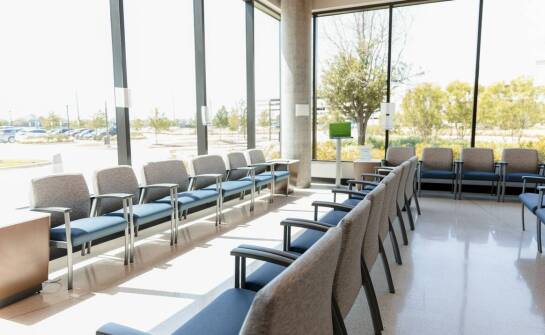 Terapia stacjonarna i dzienna przy uzależnieniu od alkoholu — jak różni się rytm leczenia i wsparcie