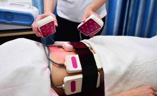 Jak kinezyterapia i laseroterapia wspierają zachowawcze leczenie bólu i sztywności kręgosłupa