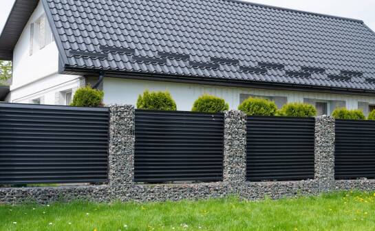 Jak dobrać kolor blachy, by dach i metalowe ogrodzenie tworzyły spójny wygląd domu