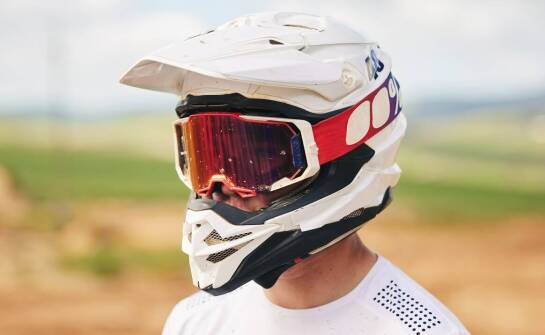 Jak wybrać upominek dla motocyklisty off-road, gdy liczy się rozmiar i ochrona