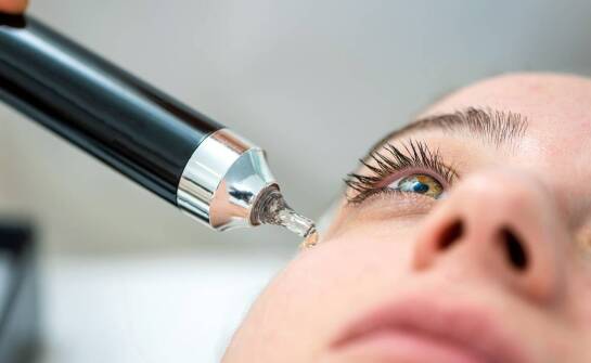 Jak mezoterapia igłowa i Dermapen pobudzają delikatną skórę wokół oczu i ust do odnowy