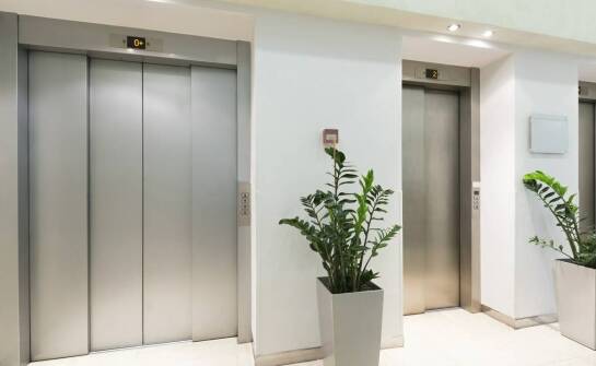 Kiedy modernizacja urządzenia dźwigowego w łódzkim budynku staje się konieczna i co obejmuje