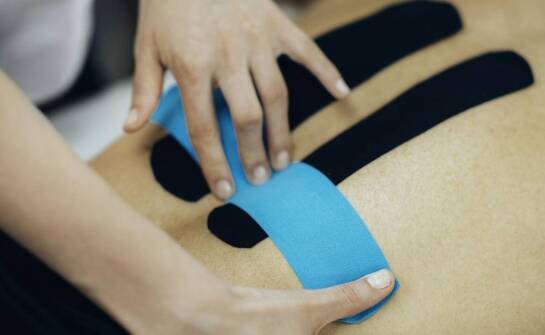 Kinesiotaping przy przepuklinie pępkowej u niemowlęcia — kiedy takie wsparcie ma uzasadnienie