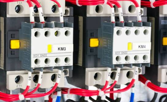 Dobór stycznika do rozdzielnicy modułowej: które parametry naprawdę decydują o zgodności z instalacją