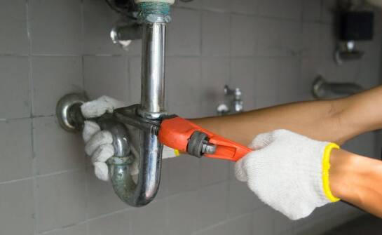 Jak rozpoznać awarię hydrauliczną w domu i ocenić, co zrobić samemu