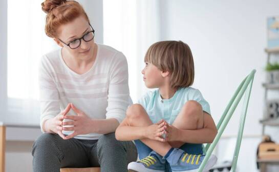 Dlaczego psychoterapia dziecka obejmuje także rozmowę z rodzicem i nie kończy się w gabinecie
