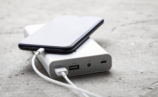 Kiedy powerbank z logo ma sens jako gadżet i co decyduje o użyteczności