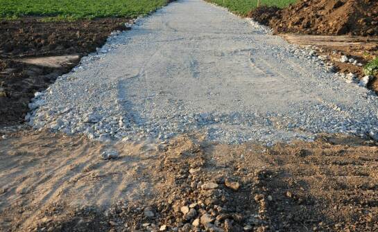 Jak dobrać kliniec, tłuczeń i mieszanki do podjazdu oraz drogi dojazdowej
