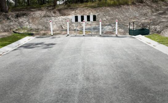 Jak przygotować wjazd w warszawskiej zabudowie przed instalacją szlabanu bez zbędnych przeróbek