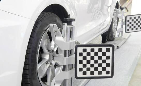 Jak rozpoznać rozjechaną geometrię w BMW i kiedy reagować, zanim zużyją się opony