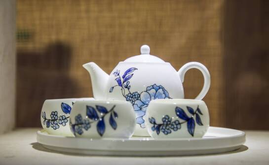 Jak dobrać motyw i dedykację na porcelanie ślubnej, by prezent był osobisty