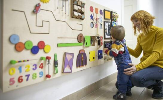 Jak zbudować mikołajkową grę zadaniową wokół interaktywnej ścianki dla grupy dzieci