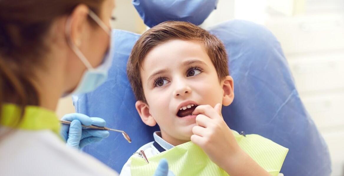 Jak przygotować dziecko do pierwszej wizyty adaptacyjnej u dentysty bez wzmacniania lęku