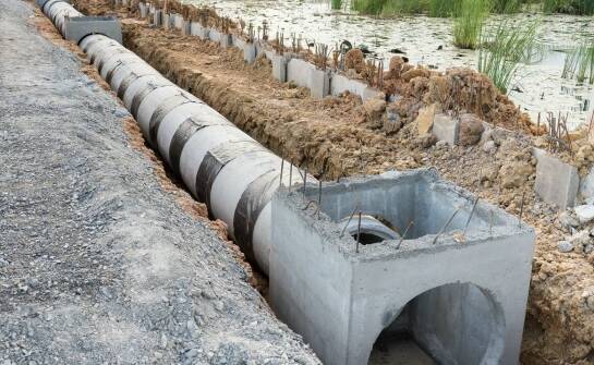Jak podmokły grunt i okresowe podtopienia zmieniają projekt betonowej drogi dojazdowej