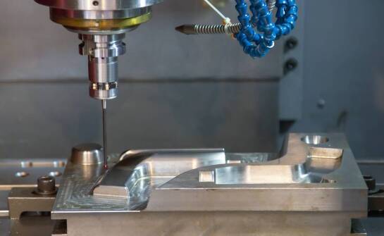 Dlaczego frez o średnicy 4 mm wymaga innych ustawień w plexi, drewnie i aluminium na ploterze CNC