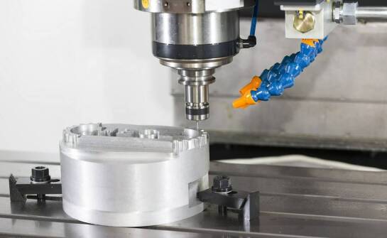 Jak toczenie i frezowanie CNC składają się na gotowy komponent dla producenta maszyn