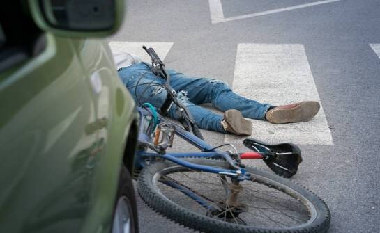 Rowerzysta po kolizji z autem — kiedy brak policyjnej notatki nie zamyka drogi do świadczeń