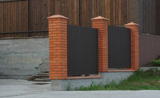 Wykończenie słupków ogrodzeniowych przy domu: cegła klinkierowa czy beton łupany