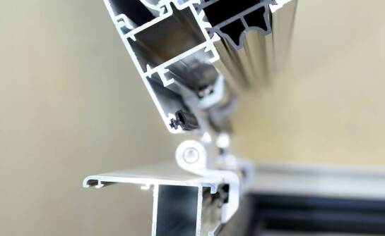 Rodzaje aluminiowych obróbek i parametry, które decydują o ich trwałości w budynkach wielorodzinnych