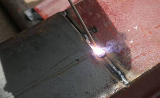Jakie cechy materiału z rdzeniem topnikowym decydują o jakości spoin w energetyce