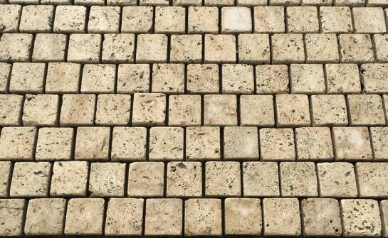 Camel w kostce brukowej — jak rozpoznać wariant koloru, faktury i formatu w katalogu