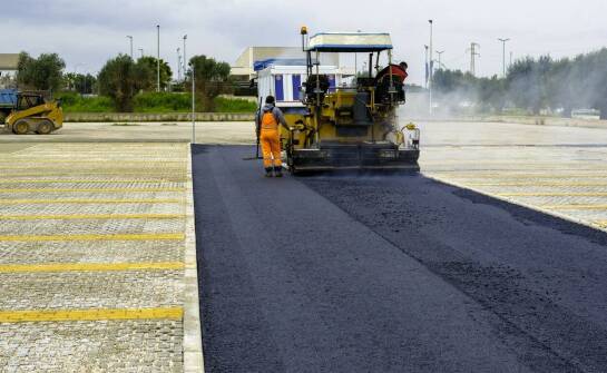 Drogi gminne, place manewrowe i parkingi — jak dopasować nawierzchnię betonową do funkcji obiektu