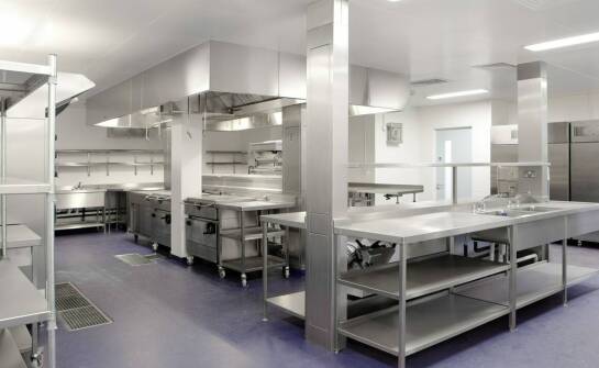 Dobór preparatu do stali nierdzewnej w kuchni gastronomicznej: od tłuszczu po smugi
