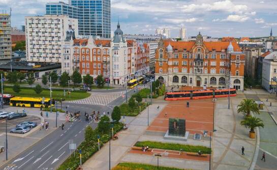 Jak ocenić hotel dla rodzin i par zwiedzających Gdańsk blisko Śródmieścia pod k ątem śniadania i dojazdu