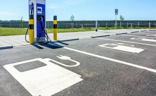 Parking i ładowanie auta elektrycznego w nadmorskim hotelu w Gdańsku przed pobytem