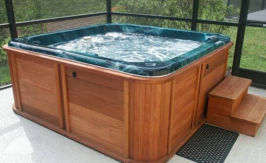 Jak dopasować pokrowiec do drewnianego jacuzzi, by chronił wodę, drewno i sezonową eksploatację