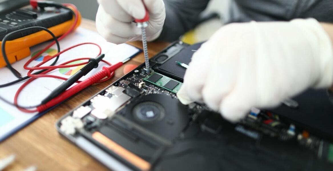 Gdy laptop firmowy przestaje działać: symptomy, które odróżniają usterkę sprzętową od programowej