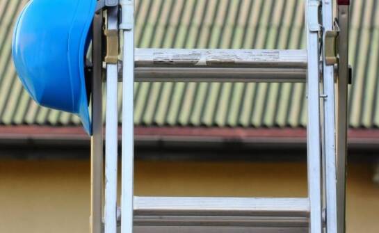 Jak dobrać drabinę opieraną do wysokości pracy, podparcia i rodzaju zadania